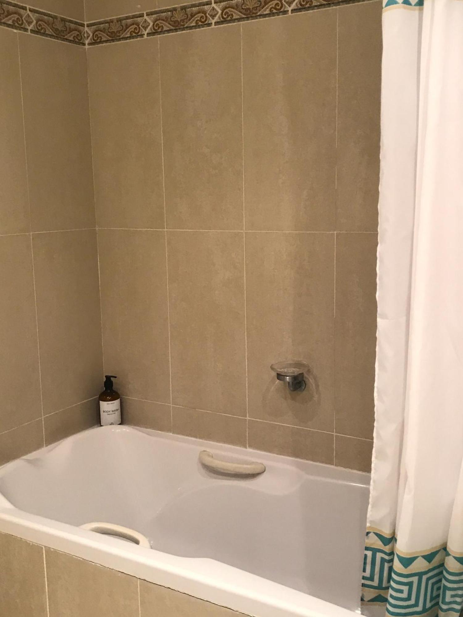 Habitacion Deluxe Con Bano Privado En Atalaya Apartagolf, Estepona Dış mekan fotoğraf